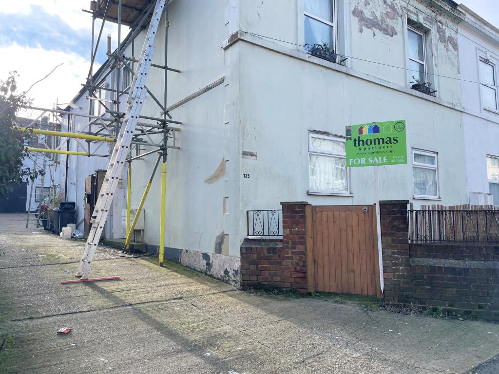 Lot: 60 - LARGE TWO-BEDROOM GROUND FLOOR FLAT - External view from Folkestone Road